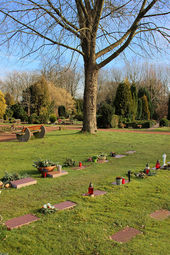 Rasengräber auf einem Hattinger Friedhof